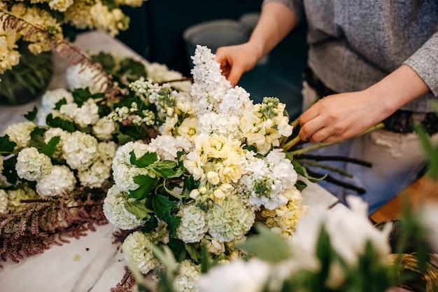 Bloemist boeket in bloemenwinkel maken