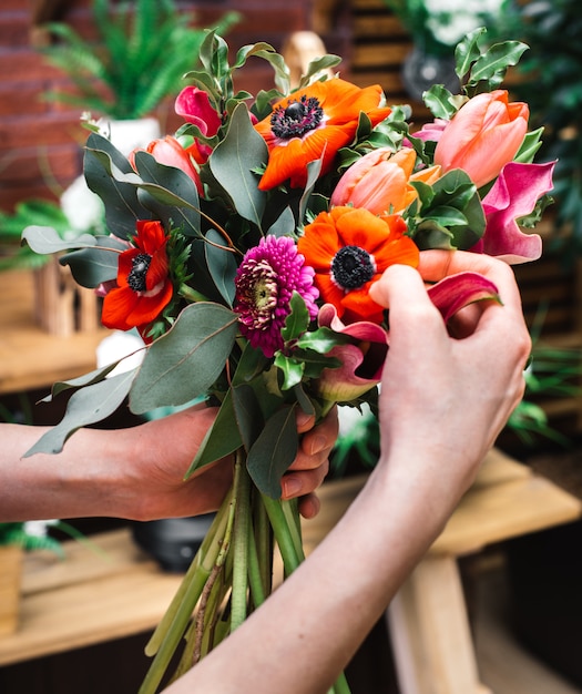 Bloemist die levendige bloemen schikt