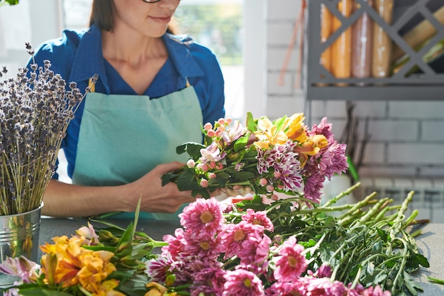 Bloemist die mooie bloemen schikken