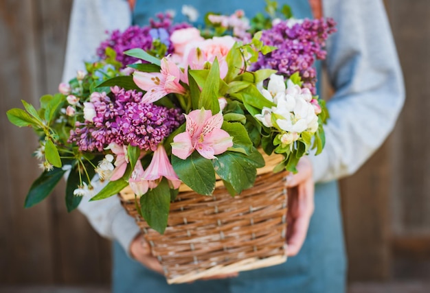 Bloemist heeft een bloemstuk gemaakt