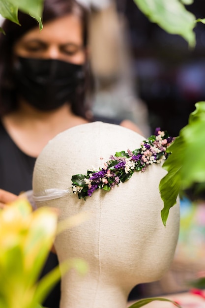 Bloemist kleine ondernemer Spaanse medio vrouw bloemstuk decoratie