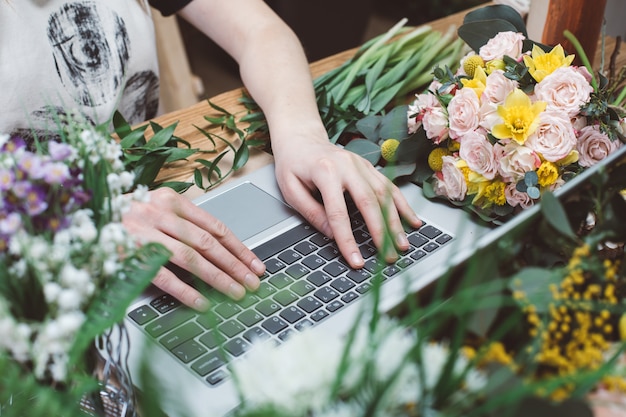 Bloemist leidt een videoblog