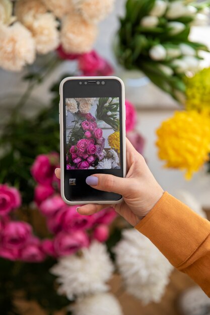 Foto bloemist maakt foto's van haar werk