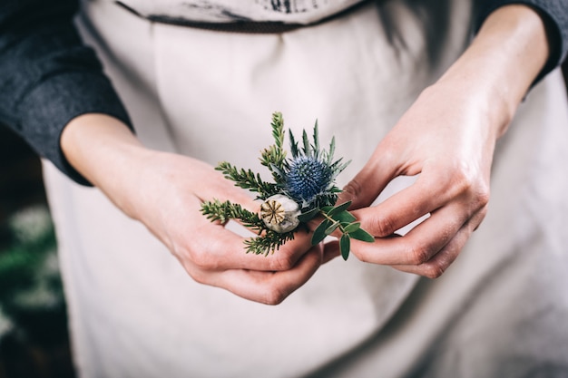 Bloemist met bloemstuk