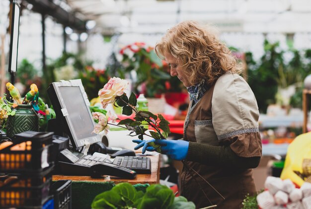 Foto bloemist met professionele kleding in een winkel