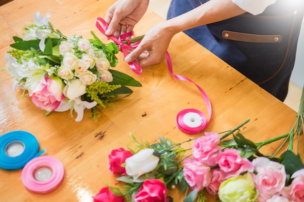 Bloemist Schikken van mooi vest bij bloemenwinkel