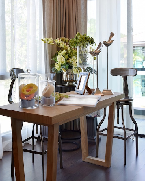 Bloemist thuis. bloemen en accessoires op houten tafel