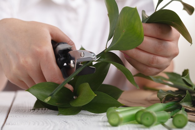 Bloemist, Vrouw die mooi bloemstuk maakt