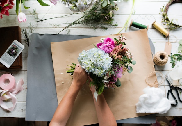 Foto bloemist werk bloemstuk