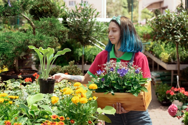 Bloemist werken en bloempotten schikken in tuin winkel