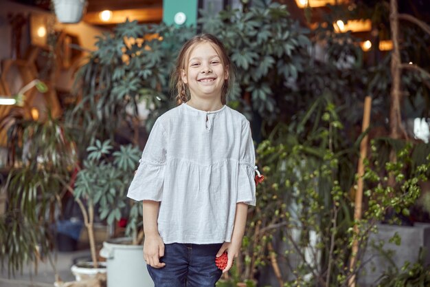 Bloemistenwinkel met verschillende soorten gedroogde bloemen