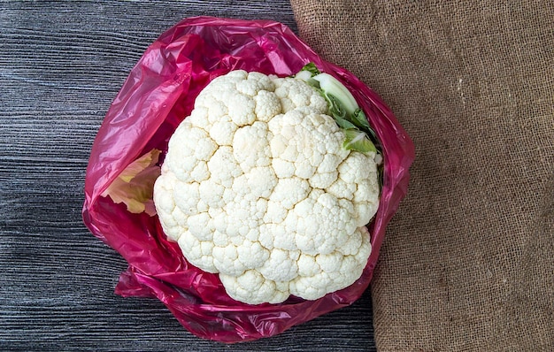 Foto bloemkool groente hele bloemkool staat op houten vloer