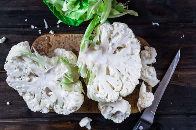 Foto bloemkool met mes. proces van koken. vegetarisch. cooking. veganistisch eten. kool. orga