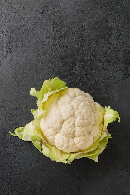 Bloemkoolkop op een zwarte tafel