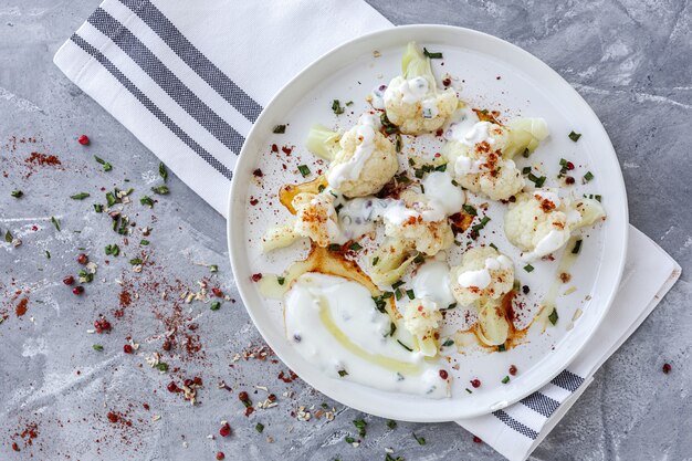 Bloemkoolsalade met hierboven kruiden en olijfolie