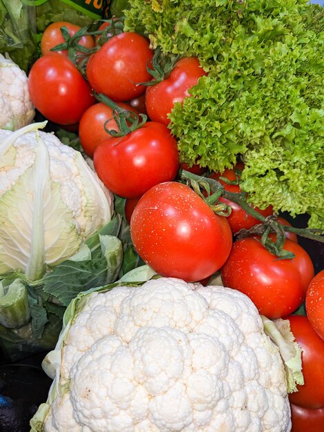 Bloemkooltomaten en sla Vuile en ongewassen groenten