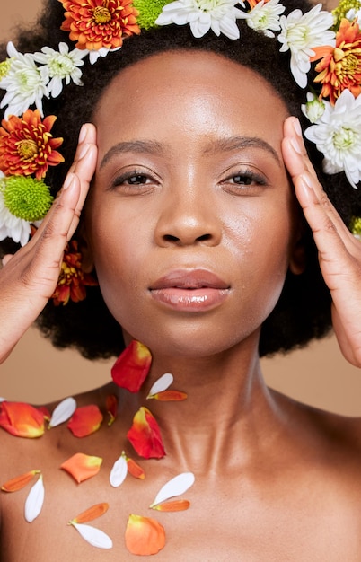 Bloemkroon en portret van vrouw in studio voor schoonheidshuidverzorging en natuurproduct op bruine achtergrond Gezichtsbloem en zwarte vrouw ontspannen met gloeiende huid gezichts- en wellness bloemenesthetiek