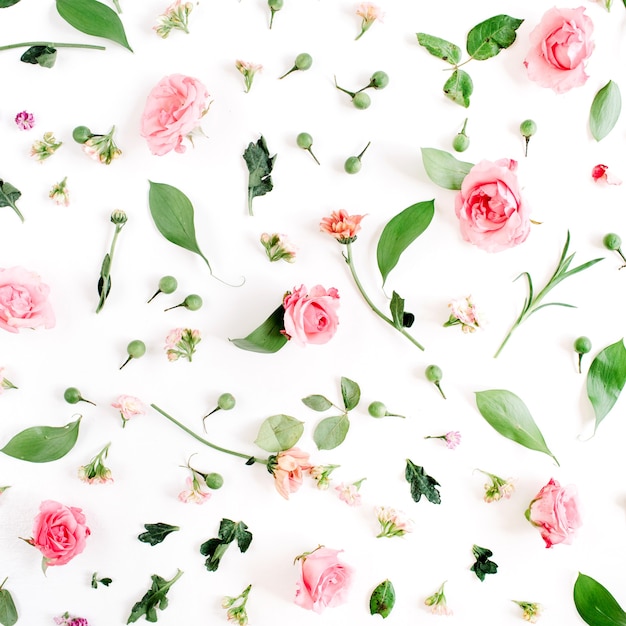 Bloemmotief gemaakt van roze en beige rozen, groene bladeren, takken op wit