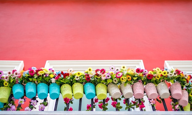 Bloempot op het balkon en de rode muur