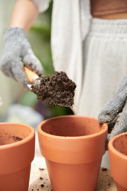 Bloempotten vullen met aarde