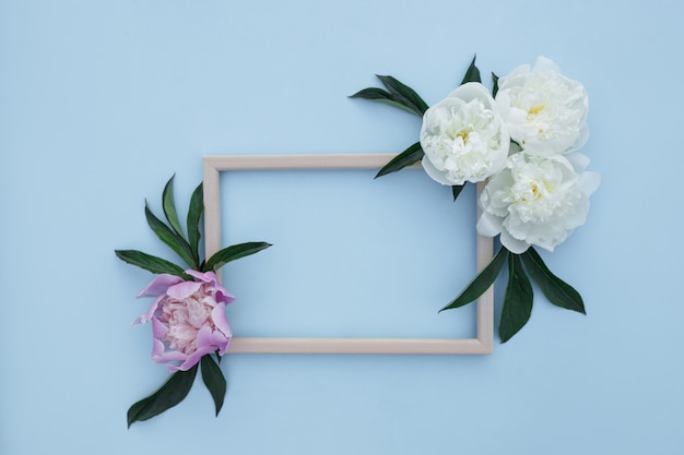 Bloemsamenstelling van pioenen. Lente, florale achtergrond. Frame met witte en roze bloemen op een lichte achtergrond.