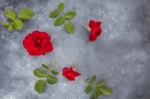 Bloemstuk van verse roodroze bloemen op een grijze achtergrond met ruimte voor tekst Postcard