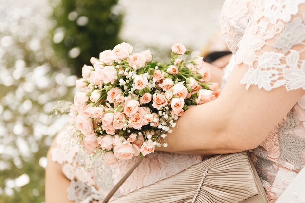 Bloemstuk voor een geschenk in de handen van een vrouw