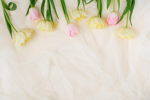 Bloemstuk voor een verjaardag of moederdag Roze en gele bloemen op een beige achtergrond