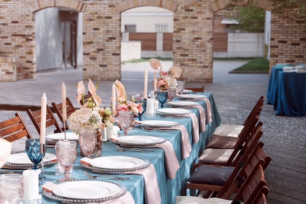 Bloemtafeldecoraties voor vakanties en bruiloftsdiner. Tabel voor vakantie bruiloft receptie in openlucht restaurant.