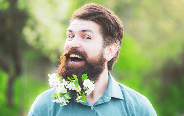 Bloesem baard bebaarde man met lentebloemen in baard