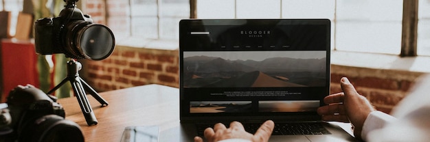 Foto blogger filmt zichzelf terwijl hij een laptopmodel gebruikt