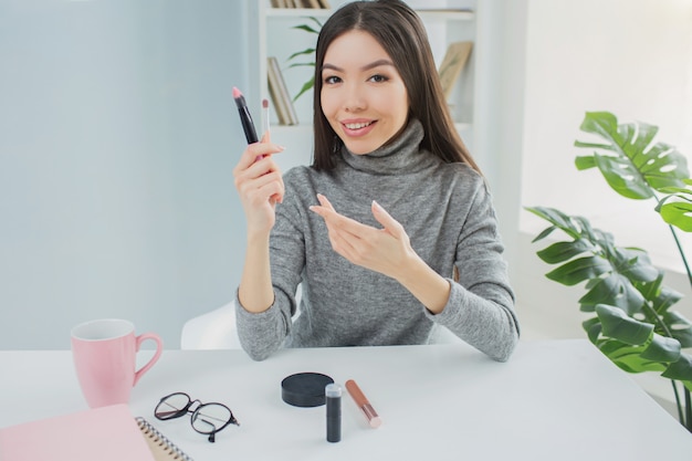 Blogger maakt een video over schoonheidsproducten en cosmetica die ze heeft