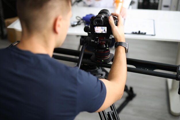 Foto blogger che gira video su una fotocamera professionale in primo piano in studio