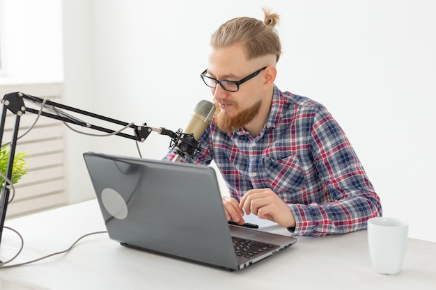 Blogger streamer en uitzending concept jonge man dj werkt op de radio