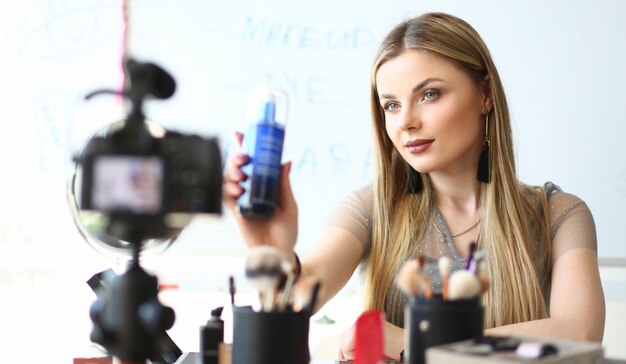 Blogger Work on Cosmetic Product Video Review