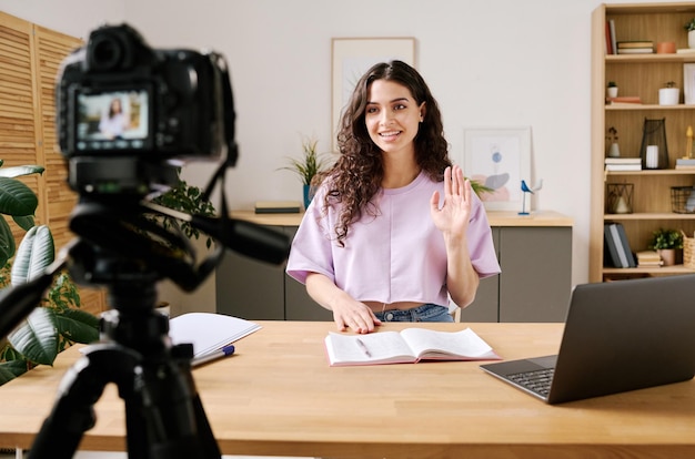 Blogger zwaait met de hand naar kijkers