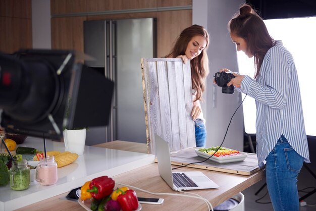 Bloggers die eten in de keuken fotograferen