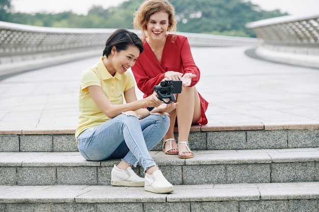 Bloggers discussing video