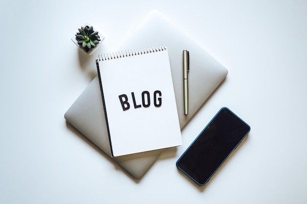 Blog per principianti come avviare blog word blog e laptop cellulare notebook e occhiali