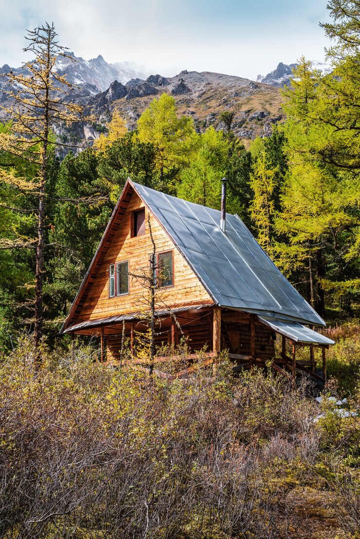 Blokhuis in de taiga. Klimkamp Aktru, Altai Republiek, Rusland