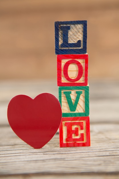 Blokken met liefdesboodschap en rode hartvorm