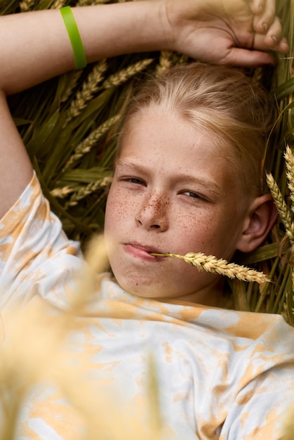 Foto un ragazzo biondo con lentiggini lentiggini ritratto di un ragazzo con lentiggini campo di grano