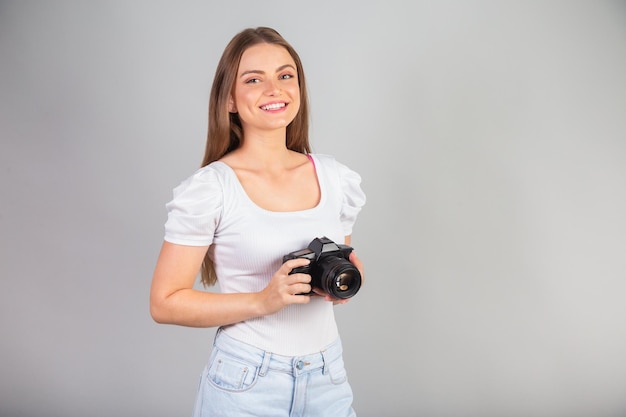 手にシネマカメラを持つ金髪のブラジル人女性