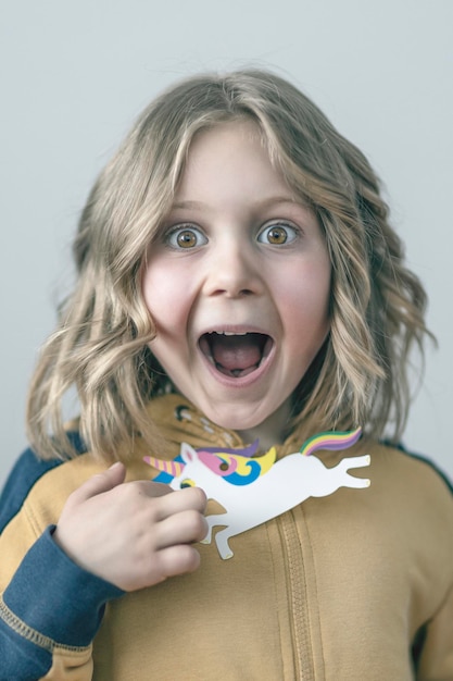 Photo blond caucasian little girl with expression of amazement