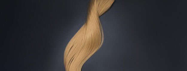 Foto blond golvend haar op zwarte achtergrond kapper service haar sterkte kapsel kapsel concept kapper spa salon