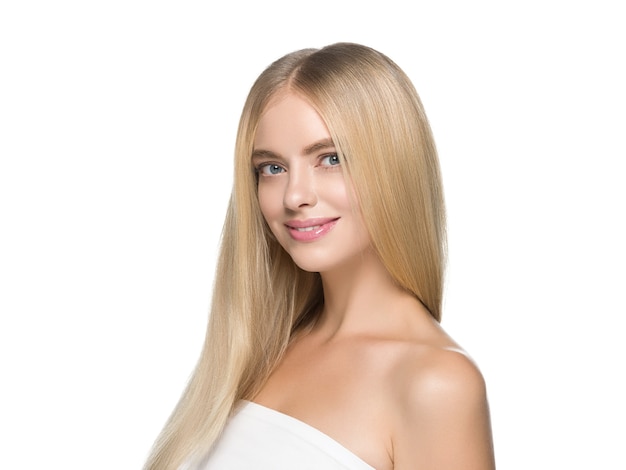 Blond haar vrouw natuurlijke huid vrouwelijke schoonheid gezonde tanden glimlach. Studio opname.