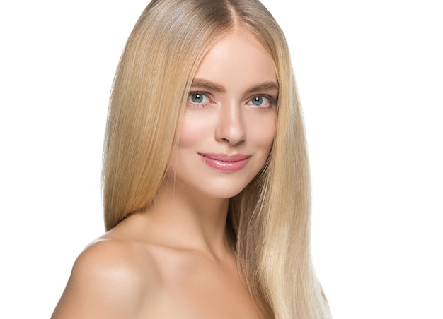 Blond haar vrouw natuurlijke huid vrouwelijke schoonheid gezonde tanden glimlach. Studio opname.