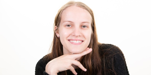 Capelli biondi ragazza fiduciosa giovane donna bella donna dito mano sul mento primo piano in sfondo bianco