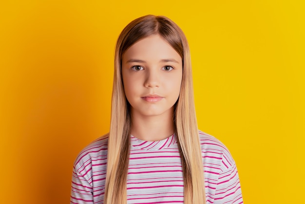 Blond haired meisje portret geïsoleerd op gele background