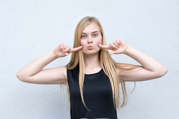 Foto divertimento del modello dai capelli biondi